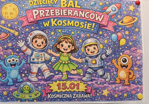 Kolorowy plakat zapowiadający dziecięcy bal przebierańców w kosmosie. Na ilustracji uśmiechnięte dzieci w strojach astronautów oraz kosmitów, planety, rakieta i gwiazdy na tle kosmicznym. Widoczny napis „Dziecięcy Bal Przebierańców w Kosmosie!” oraz data „15.01” z hasłem „Kosmiczna zabawa!”.