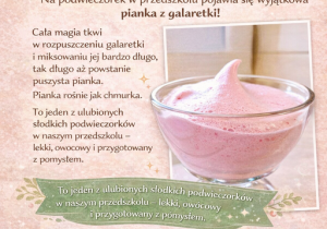 Plakat przedszkolny prezentujący puszystą, różową piankę z galaretki w przezroczystym pucharku. Na plakacie znajduje się napis: „Pyszna pianka z galaretki! Cała magia tkwi w miksowaniu!”. Obok zdjęcia krótkie opisy wyjaśniają, że pianka powstaje poprzez długie miksowanie dobrze rozpuszczonej galaretki i jest jednym z ulubionych słodkich podwieczorków dzieci. Plakat zdobią ilustracje truskawek i kwiatów w pastelowych kolorach, tworząc przyjazną i radosną atmosferę przedszkolnego podwieczorku.